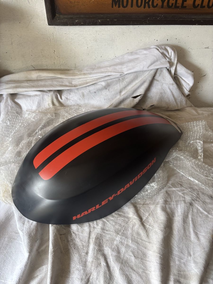 Harley-Davidson Alle Motorradersatzteile: Harley Davidson Airboxcover V-Rod – Gebraucht aus Schötz von Harley35