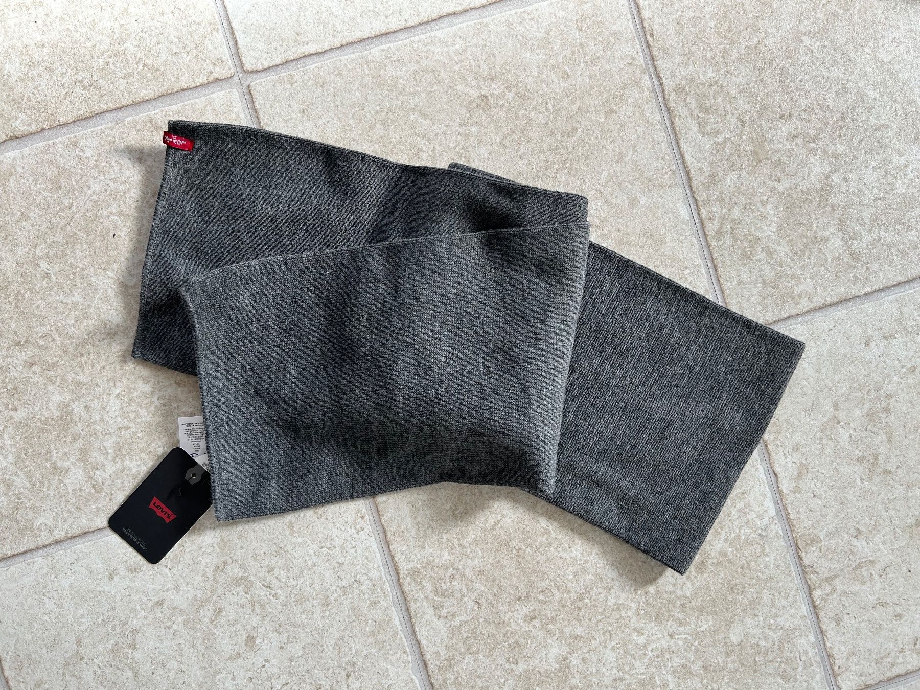 Levi's Foulard & Sciarpe: Écharpe grise unisexe Levis – Nuovo e nell'imballaggio originale da Courroux venduto da Yermakova 2
