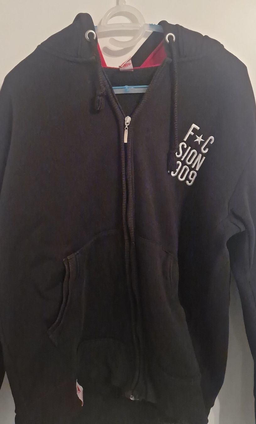 Pullover & Sweatshirts: FC Sion Schwarz Kapuzenpullover mit Reissverschluss Grösse L – Gebraucht aus Schenkon von Eti94