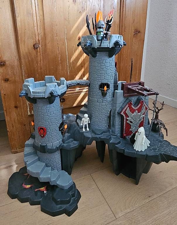 Spielzeuge: Chateau de chevaliers Playmobil – Gebraucht aus Goumoens-la-Ville von isa_f87c