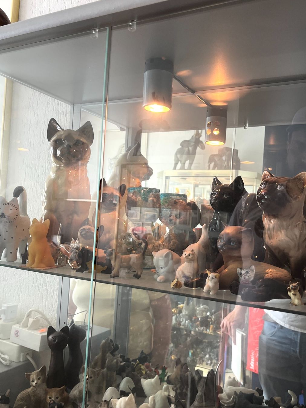Statuette: Sammlung Katzenfiguren (optional mit Vitrine) – Usato da Zürich venduto da Allrounders 6