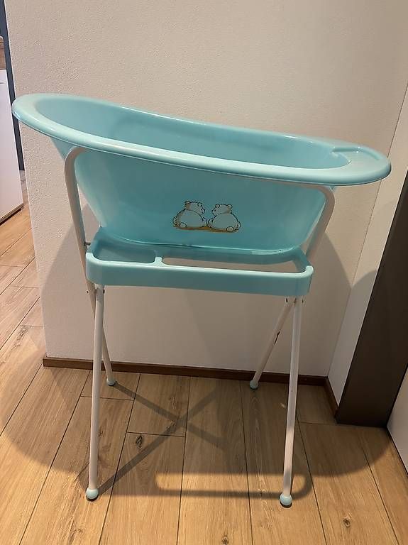 Baignoires: Baby Badewanne mit Gestell – D'occasion à Grosswangen par apolloM