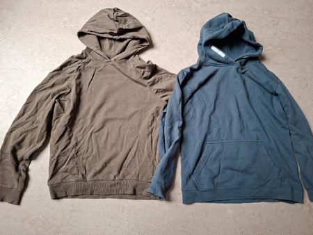 2 Hoodies, Gr. 146/152, Khaki und mattes Blau