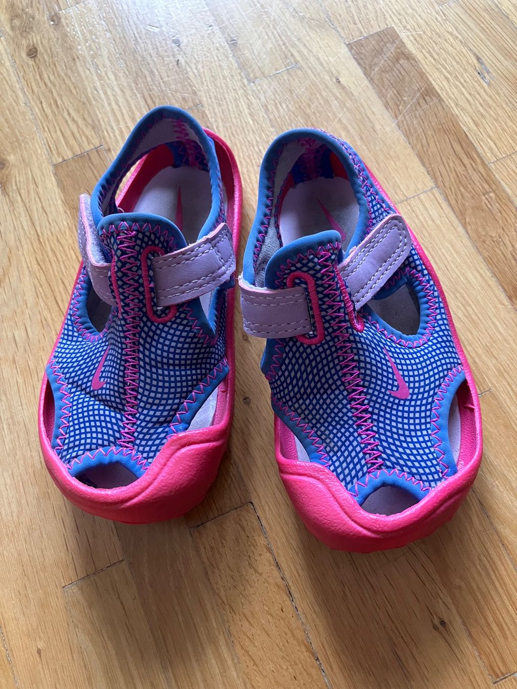 Nike Scarpe per ragazze: Badeschuhe von Nike Gr. 22 – Usato da Basel venduto da Hamburg82