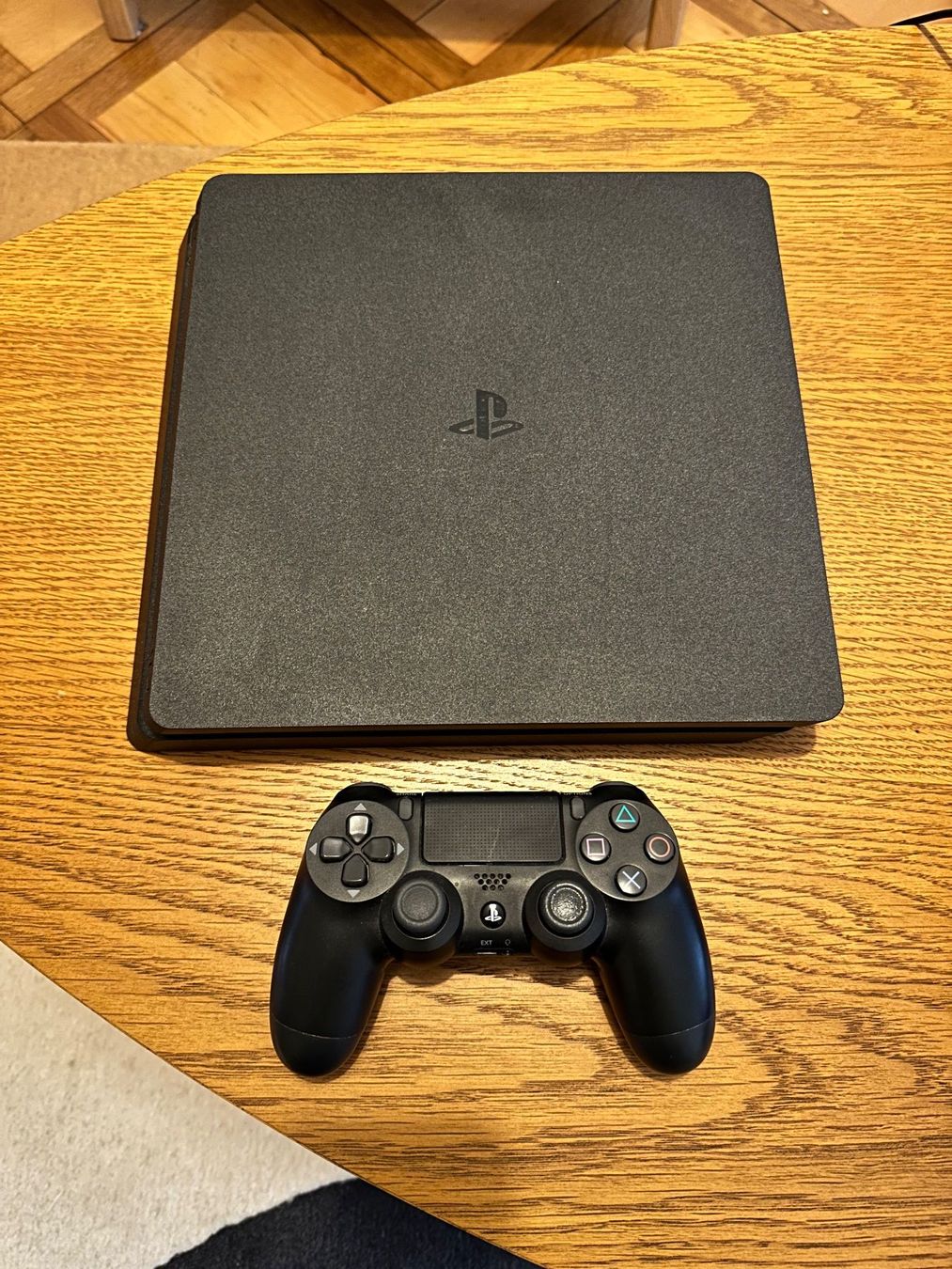 Sony Konsolen: PlayStation 4 Slim avec manette + GTA 5 – Gebraucht aus Commugny von aco_27xv