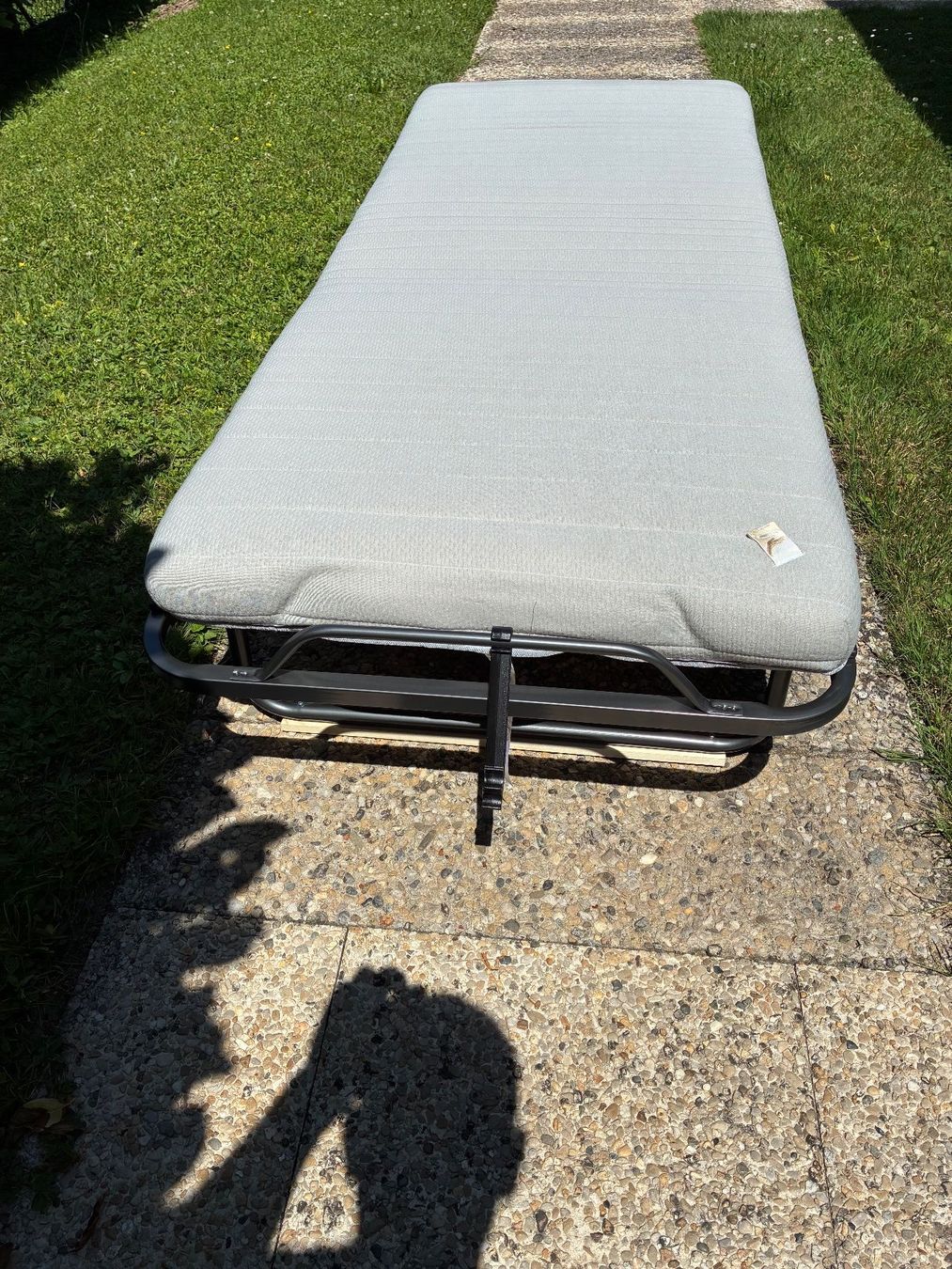Jysk Letti: Lit pliant avec matelas, bon état, gris – Usato da St-Légier-Chiésaz venduto da val_dpx7 3