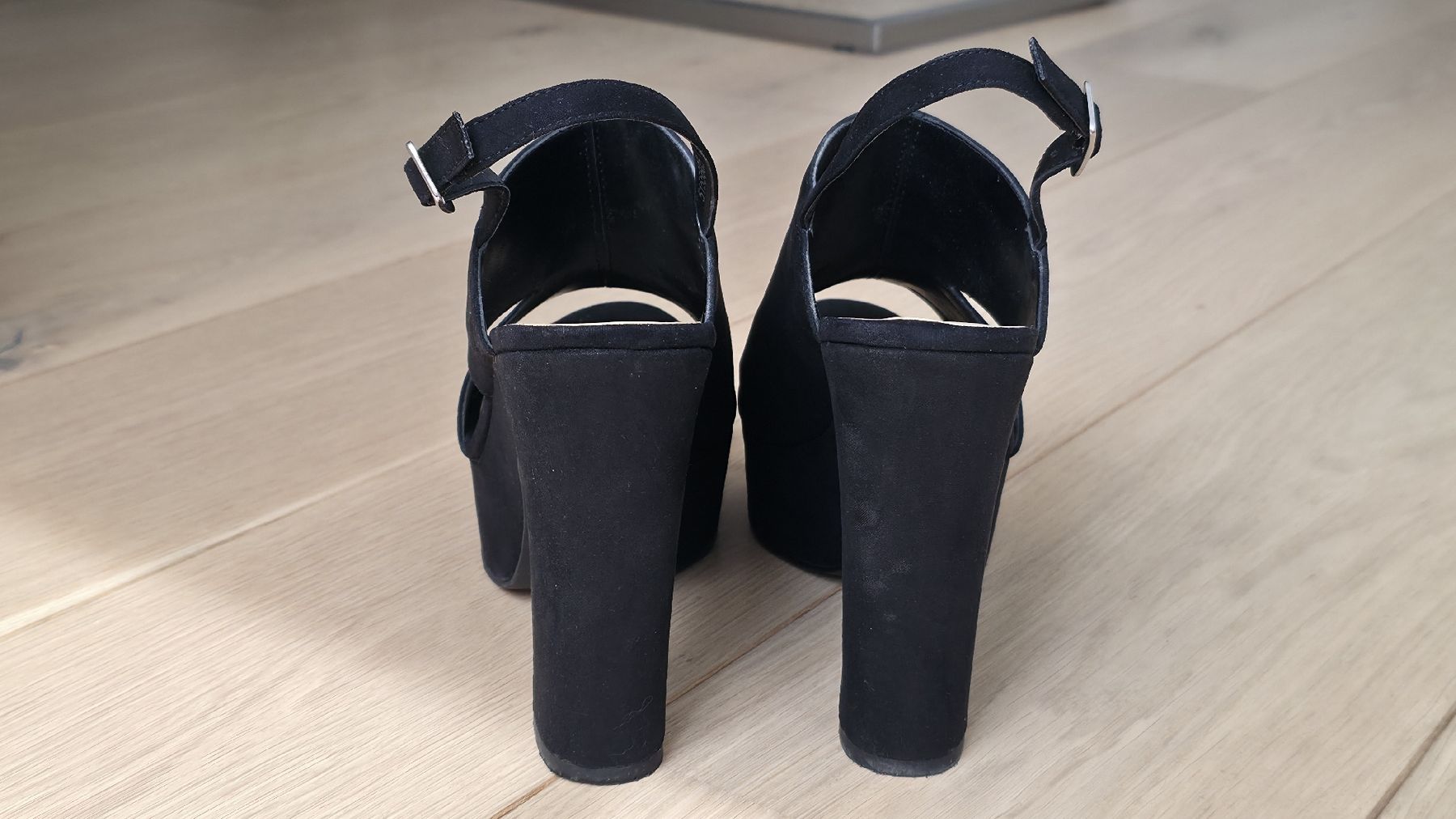 New Look Scarpe da donna: Schwarze Plateau-Sandalen mit Absatz – Usato da Lengnau AG venduto da SBOA_ 4