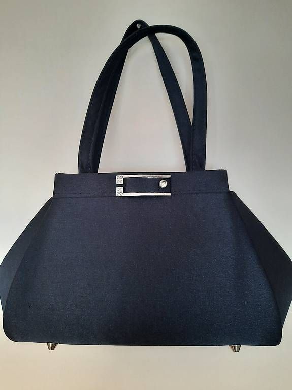 Borse da donna: Tasche satiniert mit Umhängekette. – Usato da Zürich venduto da maheKarpf