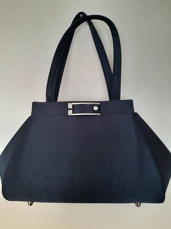 Tasche satiniert mit Umhängekette.
