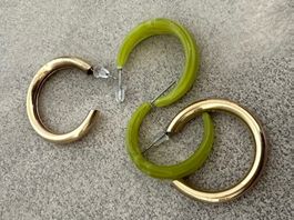 2x trendige Creolen, Gold & Olivgrün, Frühlings-Accessoires