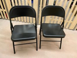 4 Klappstühle- 2 aus Metall, 2 aus Holz./  4 folding chairs