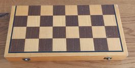 ÄLTERES *SCHACH* HOLZBOX/VOLLST.MIT HOLZFIGUREN; 30X30X4.5