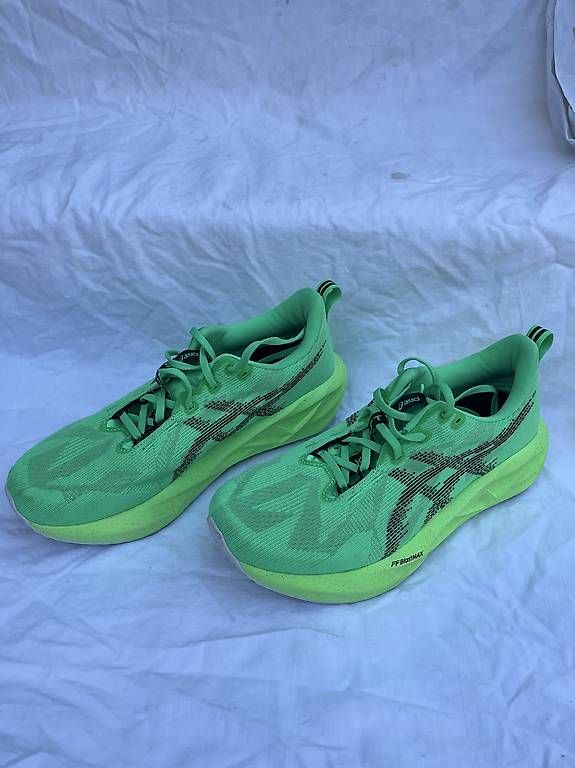 Asics Herrenschuhe: Asics Novablast 5 Grün – Gebraucht aus Murten von Googel