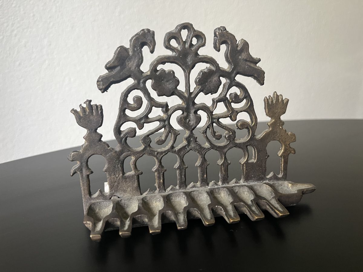 Portacandele: Antique Hanukkah Menorah Bronze – Usato da Zürich venduto da Nowstalgia 2