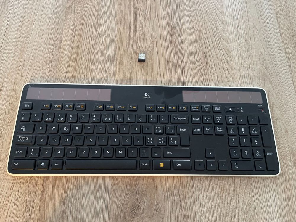 Logitech K750 Tastiera Solare Wireless (Layout Tedesco QWERTZ) - Ricaricabile Con La Luce, Ultra Sottile