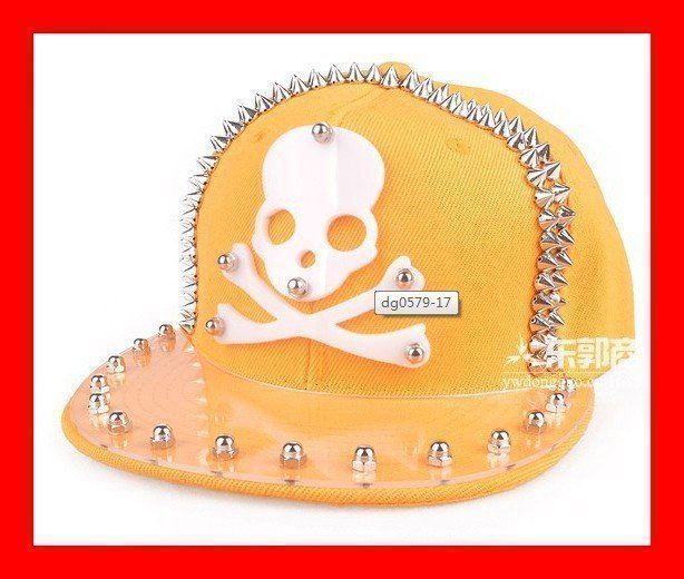 Copricapi, berretti & cappellini: Basecap Skull Nieten DUNKELGELB Schädel Baseballcap Mütze – Nuovo e nell'imballaggio originale da Dättlikon venduto da easythings
