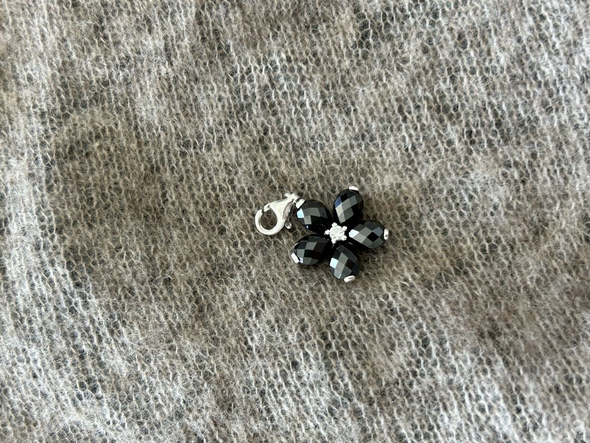 Thomas Sabo Anhänger: Thomas sabo Charm Blume schwarz – Gebraucht aus Wohlen b. Bern von Honeypie