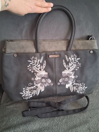 Graue Handtasche mit Blumenmuster