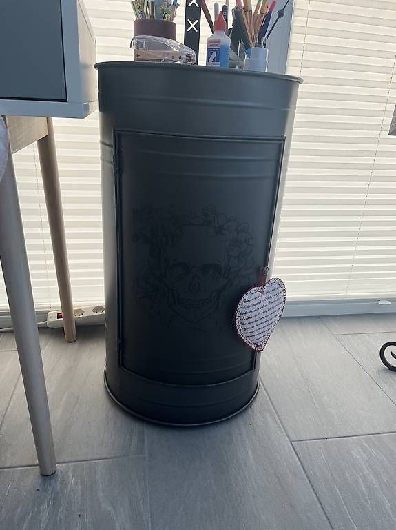 Tavoli: graue totenkopf beistelltisch  – Usato da Adligenswil venduto da balboa5 1