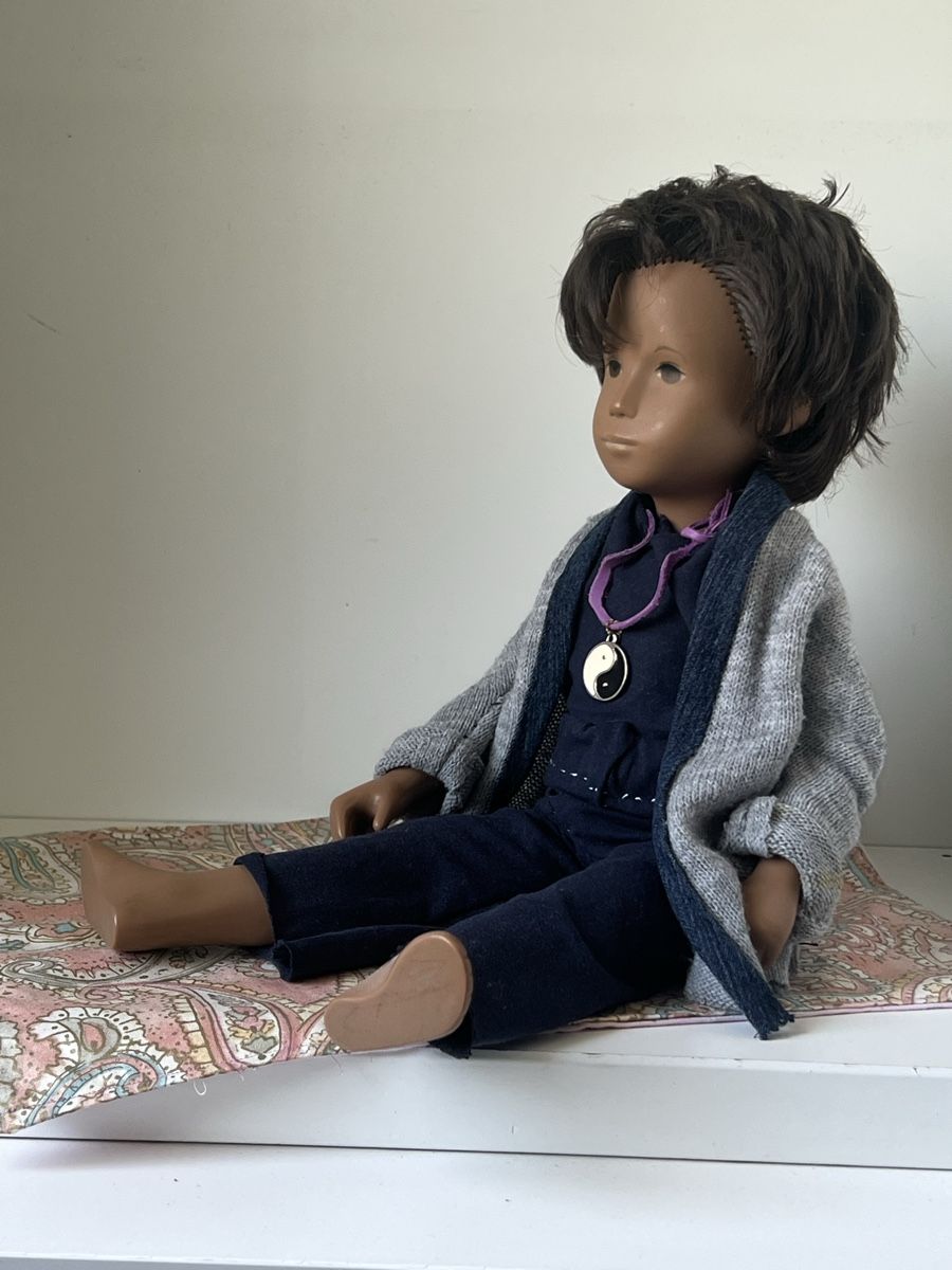 Sasha Morgenthaler Bambole: Sasha Puppe Junge dunkelhaarig – Usato da Basel venduto da Caramelbonbon