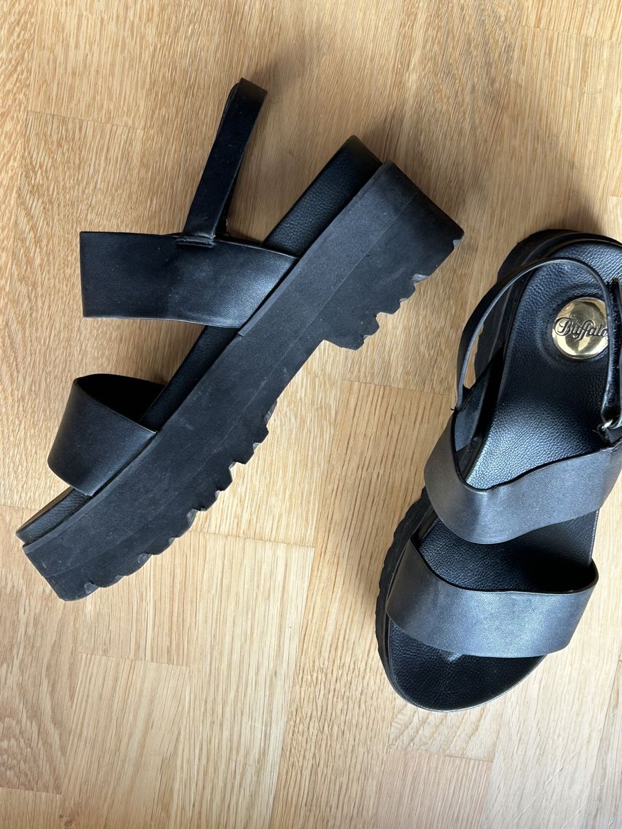 Buffalo Damenschuhe: Buffalo Sandalen, plateau, Gr. 38 – Gebraucht aus Basel von alv_29s2 2