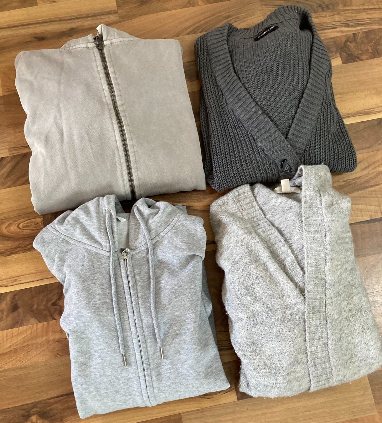 Maglioni & Felpe: 4 Pullis: 2 Kapuzenpullis (Hoodies), 2 Cardigans, M + L – Usato da Schötz venduto da Jekyll666