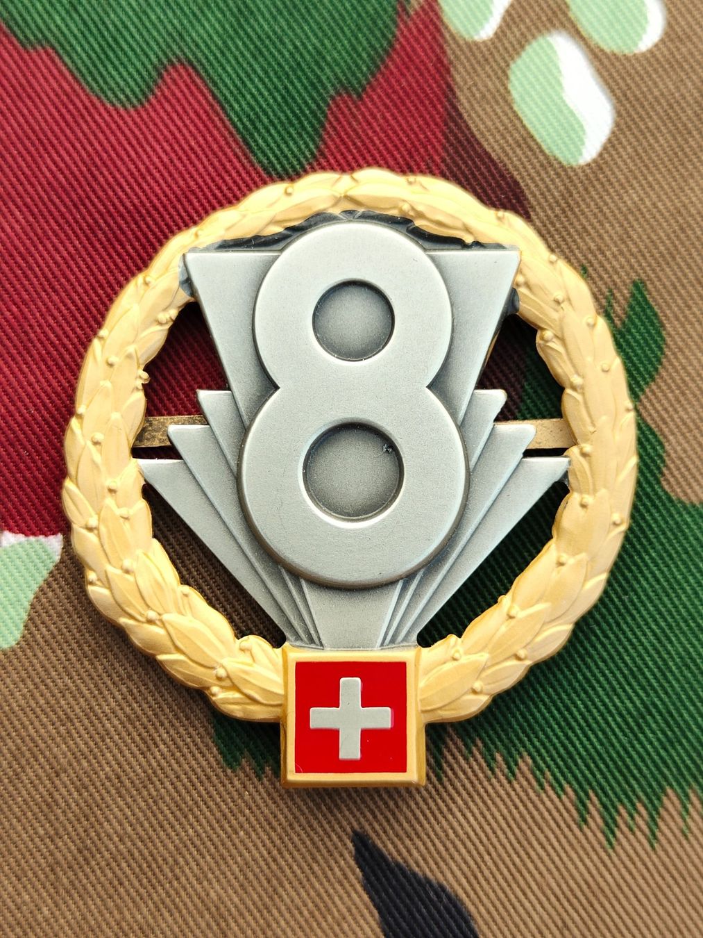 Placchette & Badge: Béretemblem Felddivision 8 Goldkranz, Variante 2 – Usato da Bauma venduto da SwissMilitaria