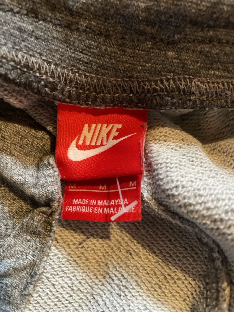 Nike Pantaloni: Nike Shorts Gr. M - grau  – Usato da St. Gallen venduto da mai_2lcj 3