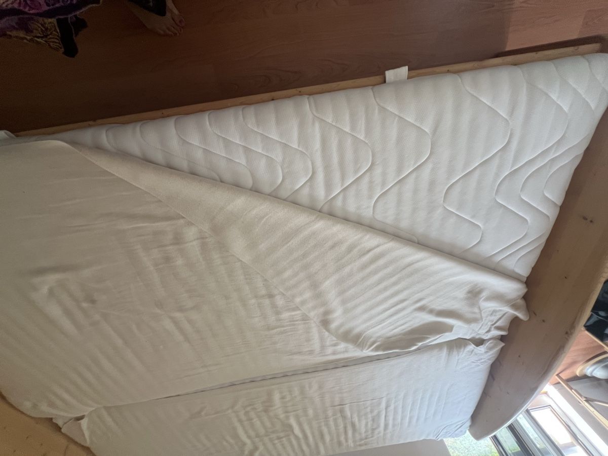 Letti: Doppelbett aus Holz – Usato da Küssnacht am Rigi venduto da Prasanna 4