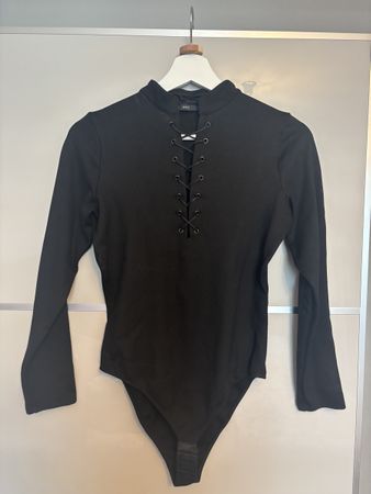 Noo Body mit Schnürung