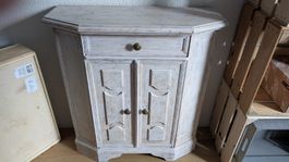 Meuble Shabby rénover blanc-rosé. 