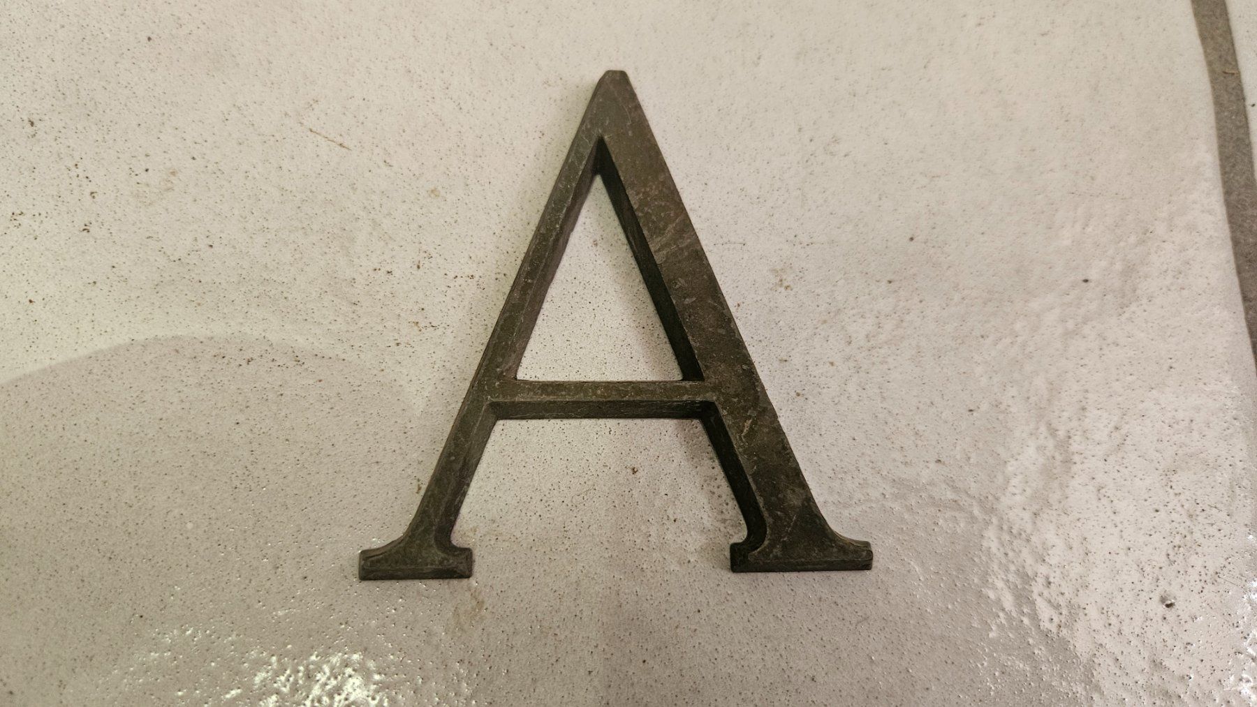 Tutte le decorazioni: 2 lettere di metallo "A" – Usato da Melano venduto da H-Sara 1