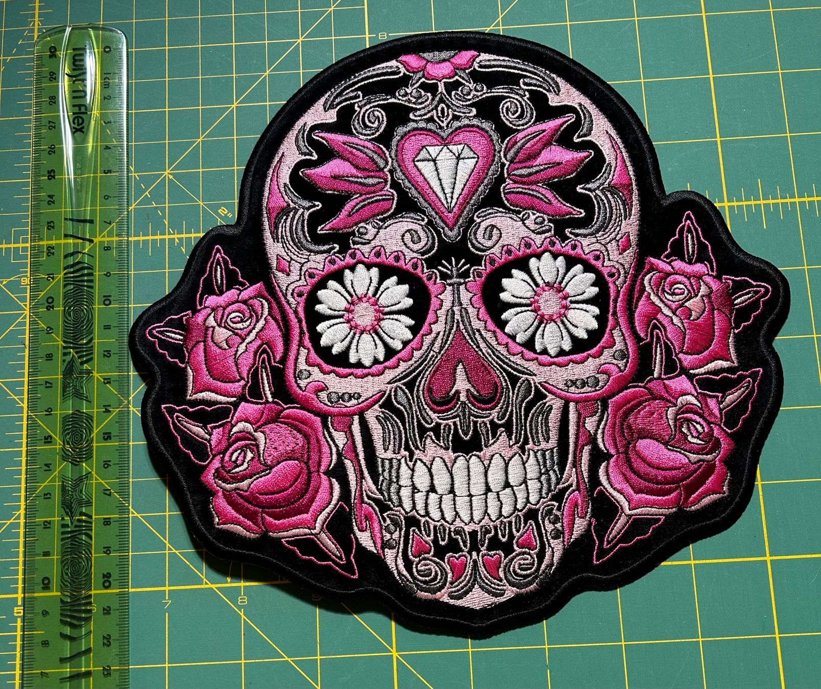 Toppe: Patch crâne rose à coudre sur veste ou autre support – Nuovo (secondo la descrizione) da Bouveret venduto da sev_qj7l 1