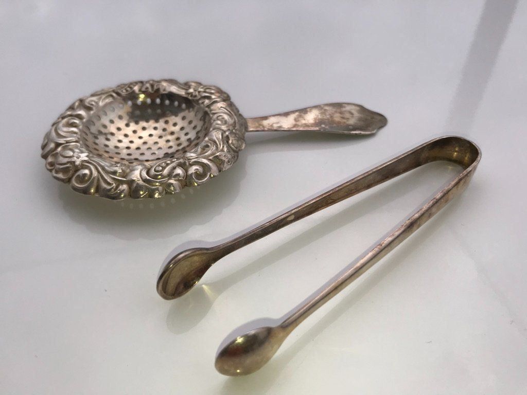 Löffel: Zuckerklumpenzange & Teesieb-Set Silber – Gebraucht aus niederbipp von Esbenz 1