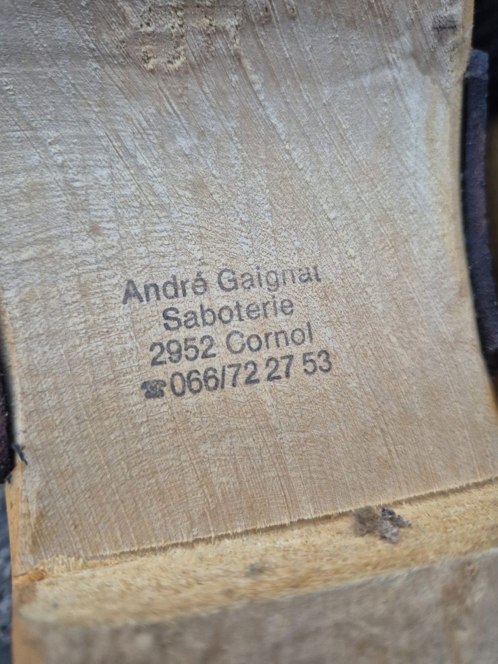 Scarpe da uomo: Paire de sabots artisanaux suisses en bois – Usato da Glovelier venduto da Shedowan 2