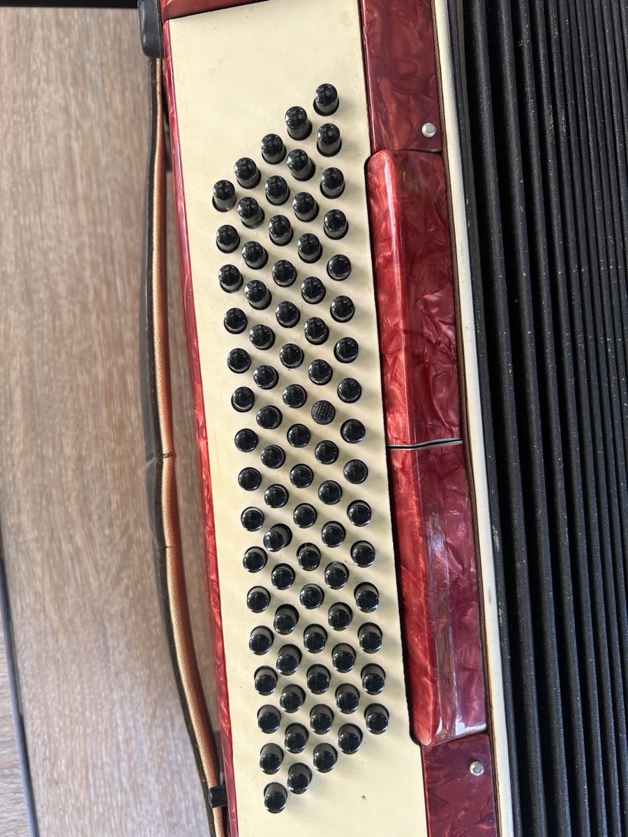 Victoria Musikinstrumente: Accordéon Victoria II rouge  – Gebraucht aus Estavayer le lac von D00o 6