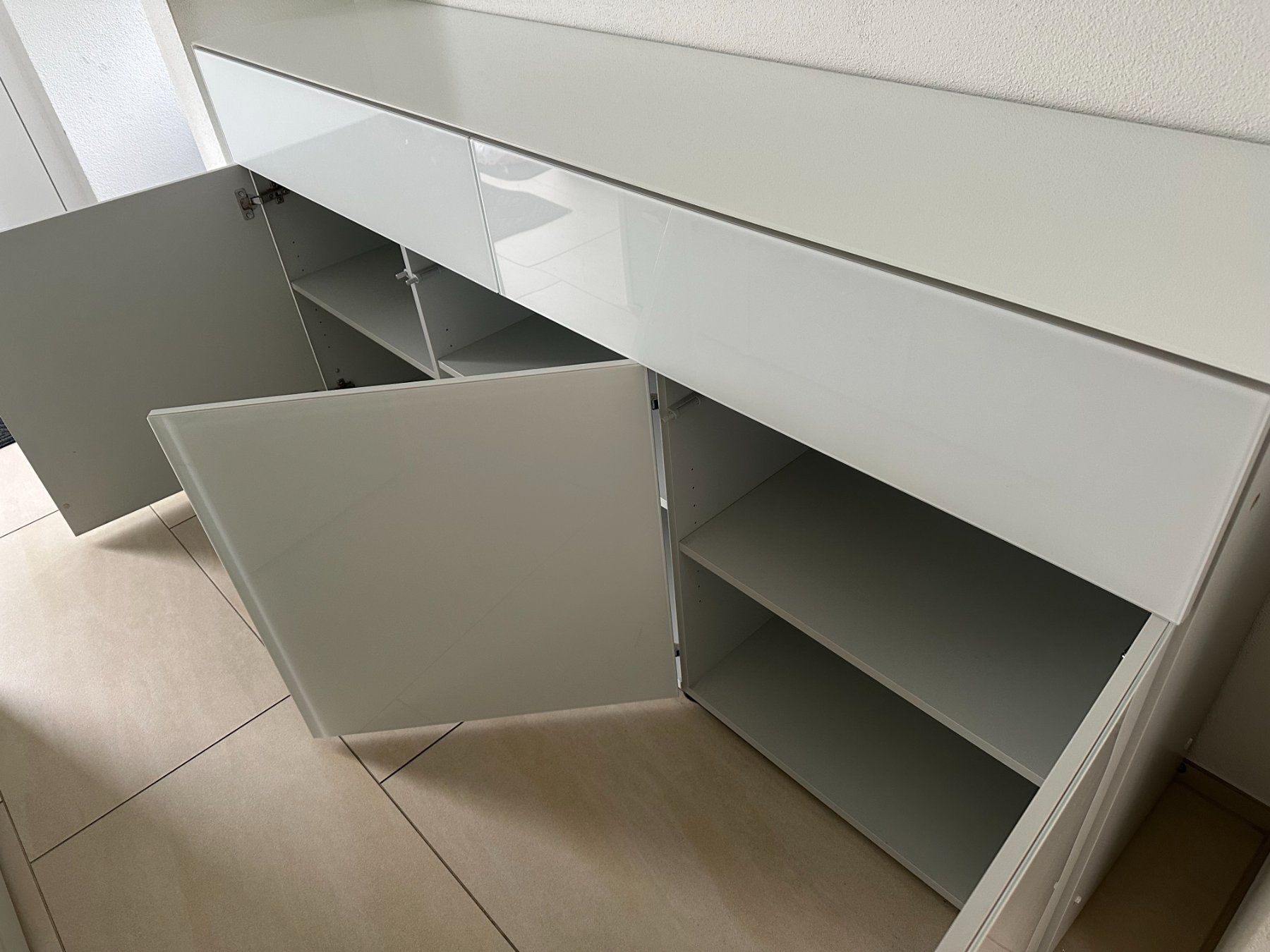 Pfister Commodes: Kommode / Hochglanz weiss – D'occasion à Stäfa par sim_b2kx 4