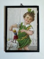 Kleines, älteres Bild mit spielendem Mädchen