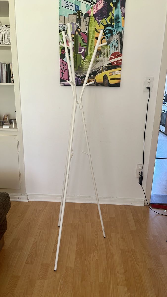 Ikea Cintres: White Coat Rack Stand – D'occasion à Zug par cha_f6z6