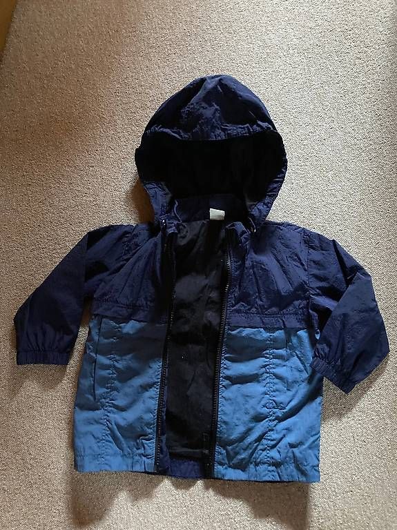 Jacken & Mäntel: Windjacke Grösse 86 mit Kapuze neuwertig – Gebraucht aus Oberterzen von fla_2f9q 2