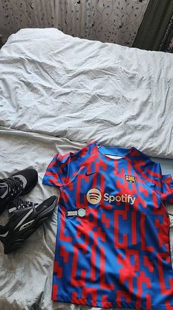 Barça Trikot, Dior B22 Sneaker & Casio Uhr 
Beschrei