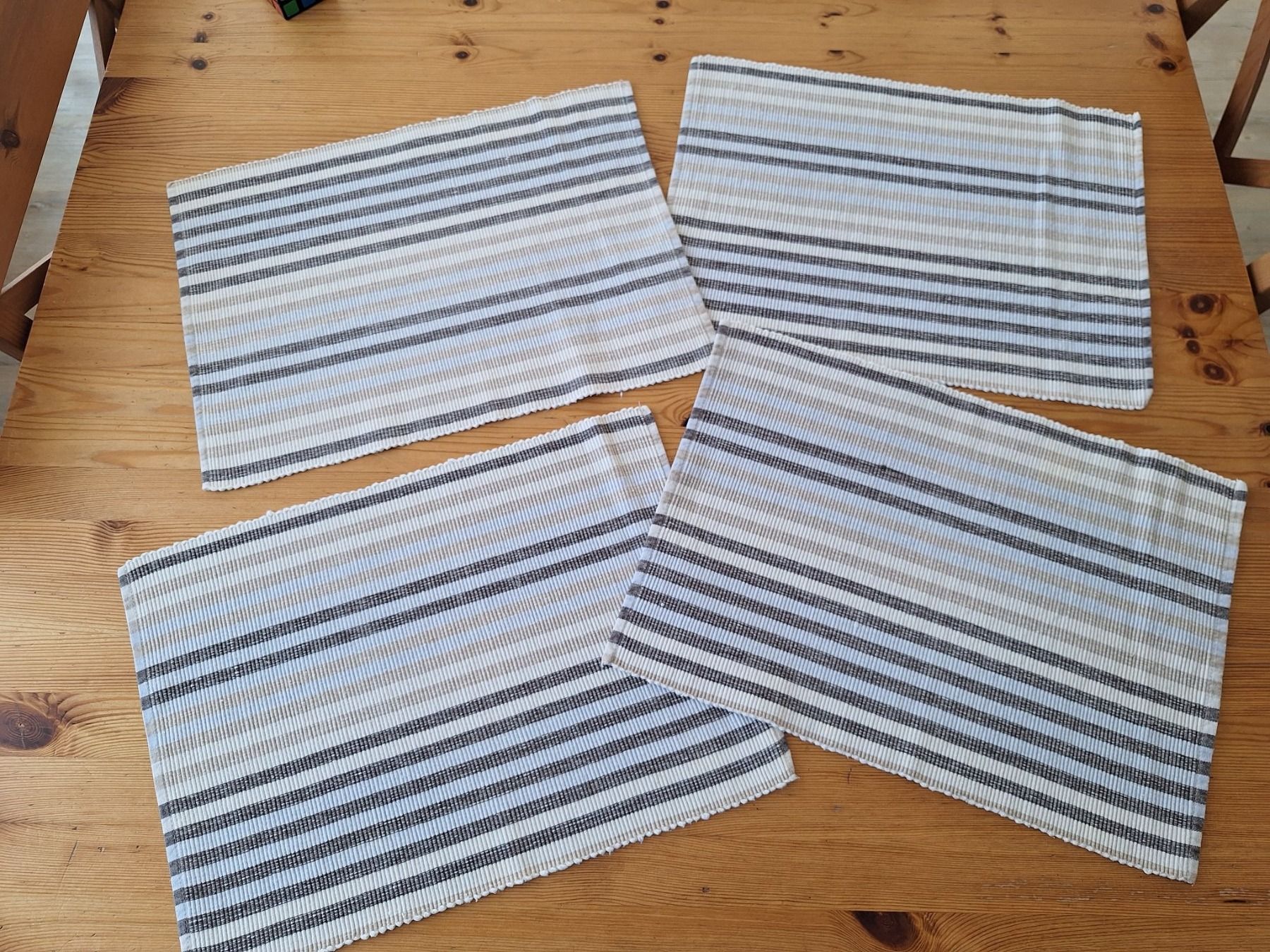 Set di tavolo e panche: 4 gestreifte Tischsets – Usato da Aesch BL venduto da ChezToKa