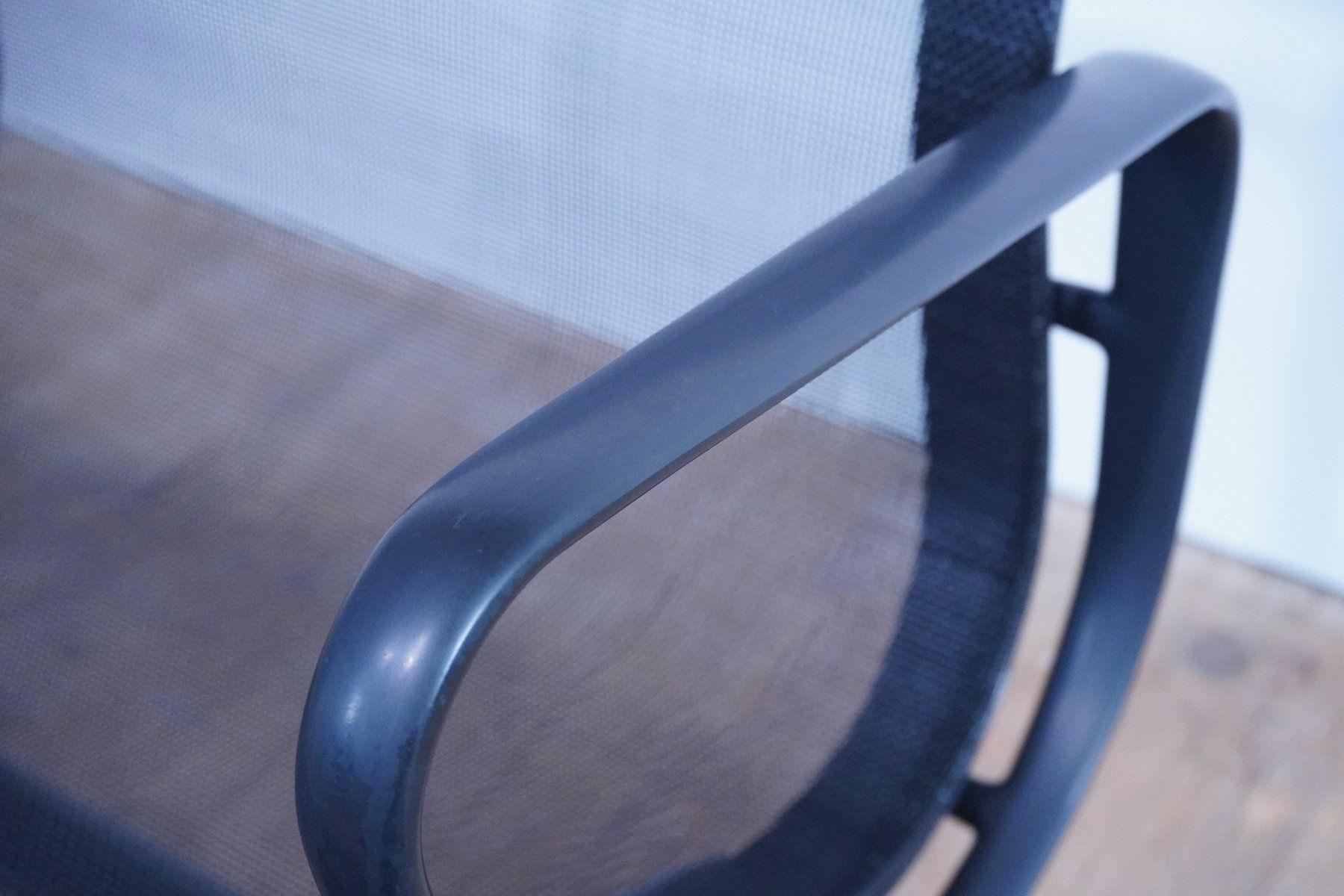 Vitra Sedie: Vitra Eames Alu Chair EA108 Netz schwarz – Usato da Bad Zurzach venduto da QLASSIQ 7
