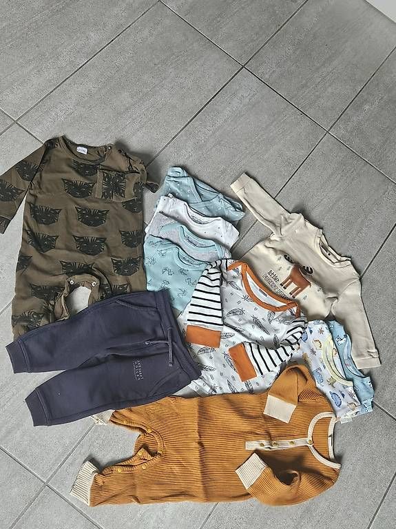 Lotti & Set di vestiti: Kleiderpaket Gr. 74/80 verschiedene Kleider – Usato da Unterkulm venduto da Sani78