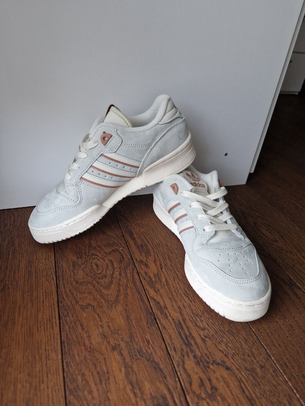 Tiragraffi: Originale Adidas Schuhe – Nuovo (secondo la descrizione) da Rickenbach-Sulz venduto da Bacardibabe