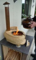 Getöpferter kl. Ofen mit Holz zum Feuern, mit 2 Töpfen