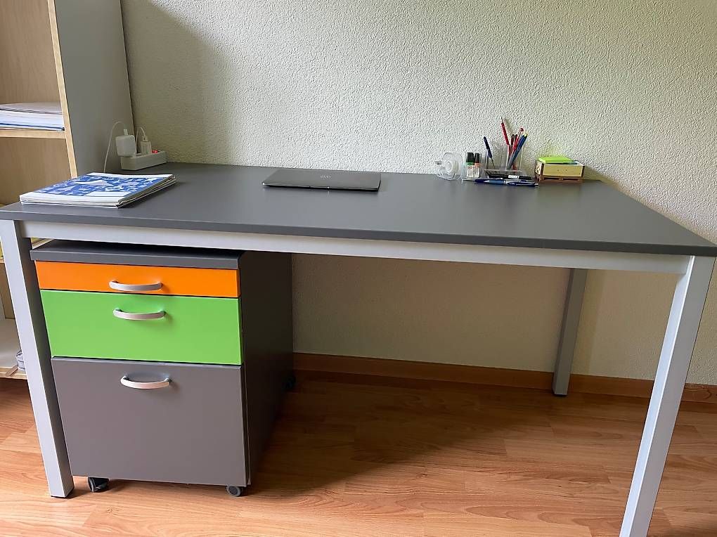 Scrivanie: Schreibtisch mit Korpus  – Usato da Uster venduto da bemokama