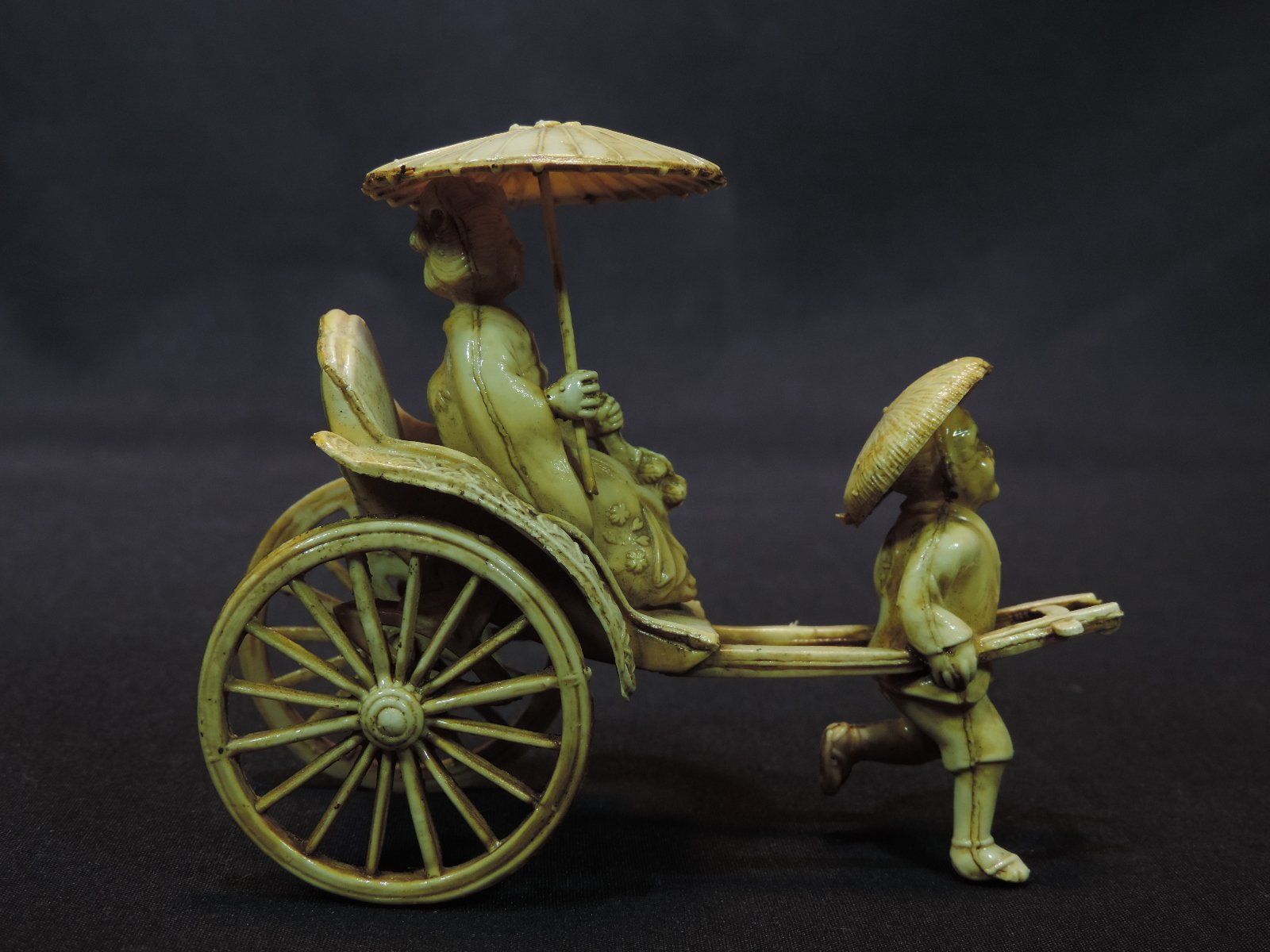 Figuren: Figur Rikschafahrer mit Geisha, Elfenbeinfarben – Gebraucht aus Duggingen von roterbambus