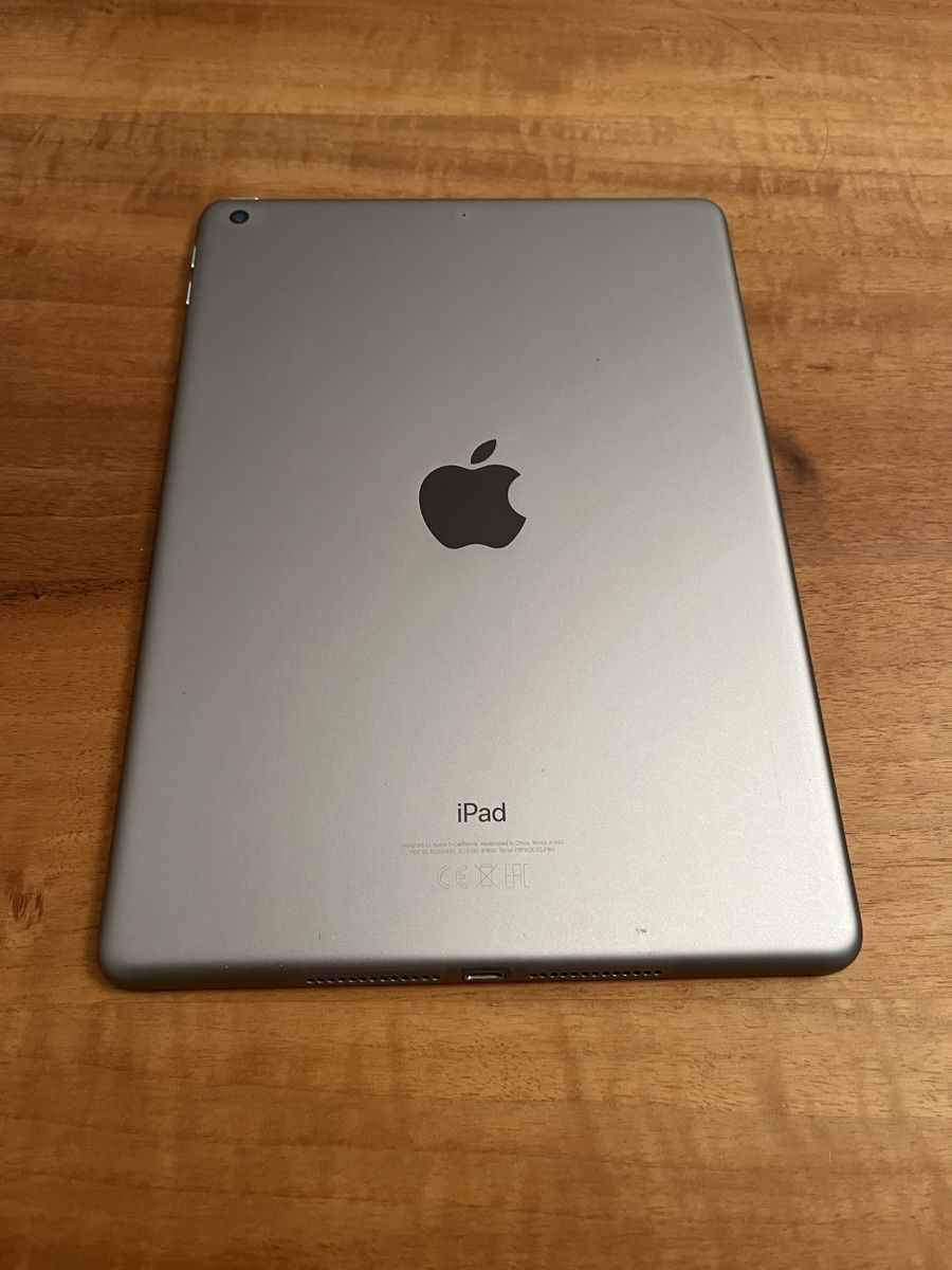Apple Tablet PC: iPad 7, 128 GB, wifi, schwarz – Gebraucht aus chur von Chambaldi 2