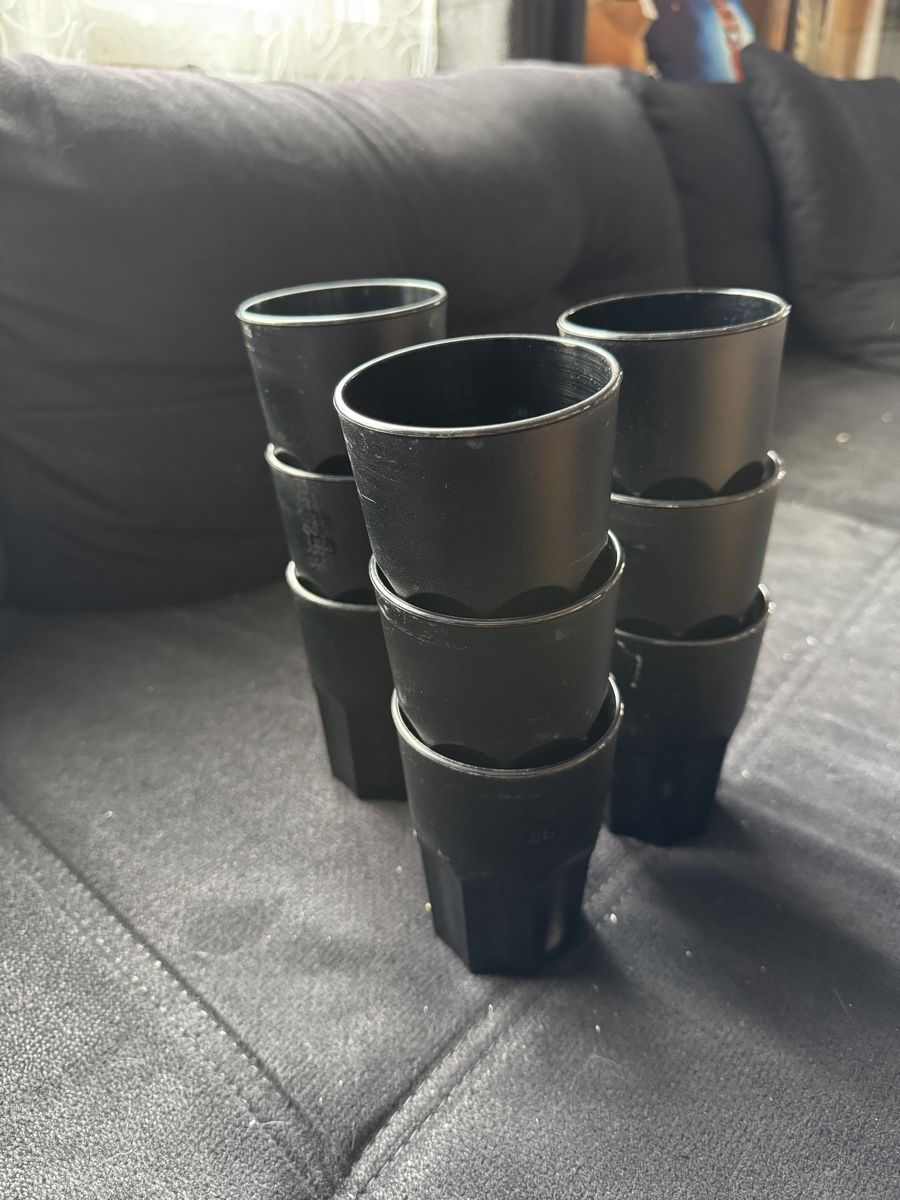 Contenitori & Simili: 9 Schwarze Kunststoffbecher, Partybecher – Usato da Hofstetten BE venduto da Alpheidi75 1